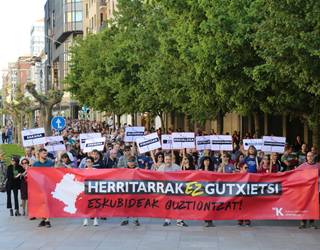 Euskararen ofizialtasuna Parlamentuaren aurrean aldarrikatzera