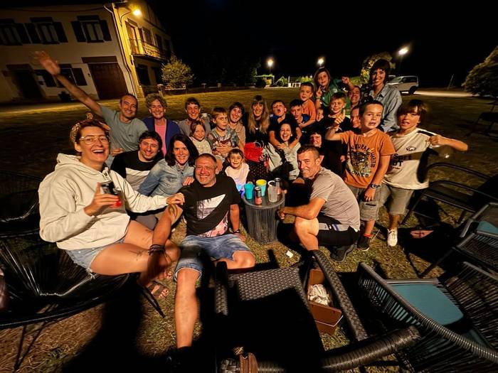 "Udako politena aldamenekoekin lorategian biltzea da"