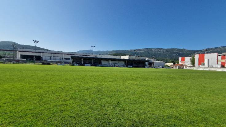 Futbol zelaiko berdegunea aldatzeko lanak eman nahi ditu udalak