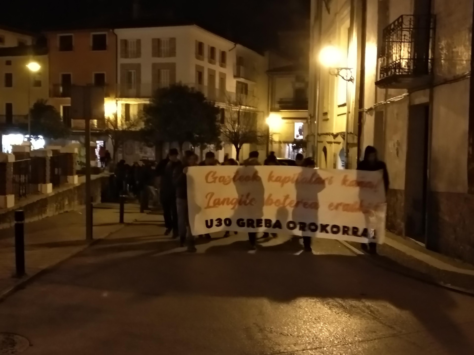 Greba orokorrean gazteak parte hartzera deitu dituzte