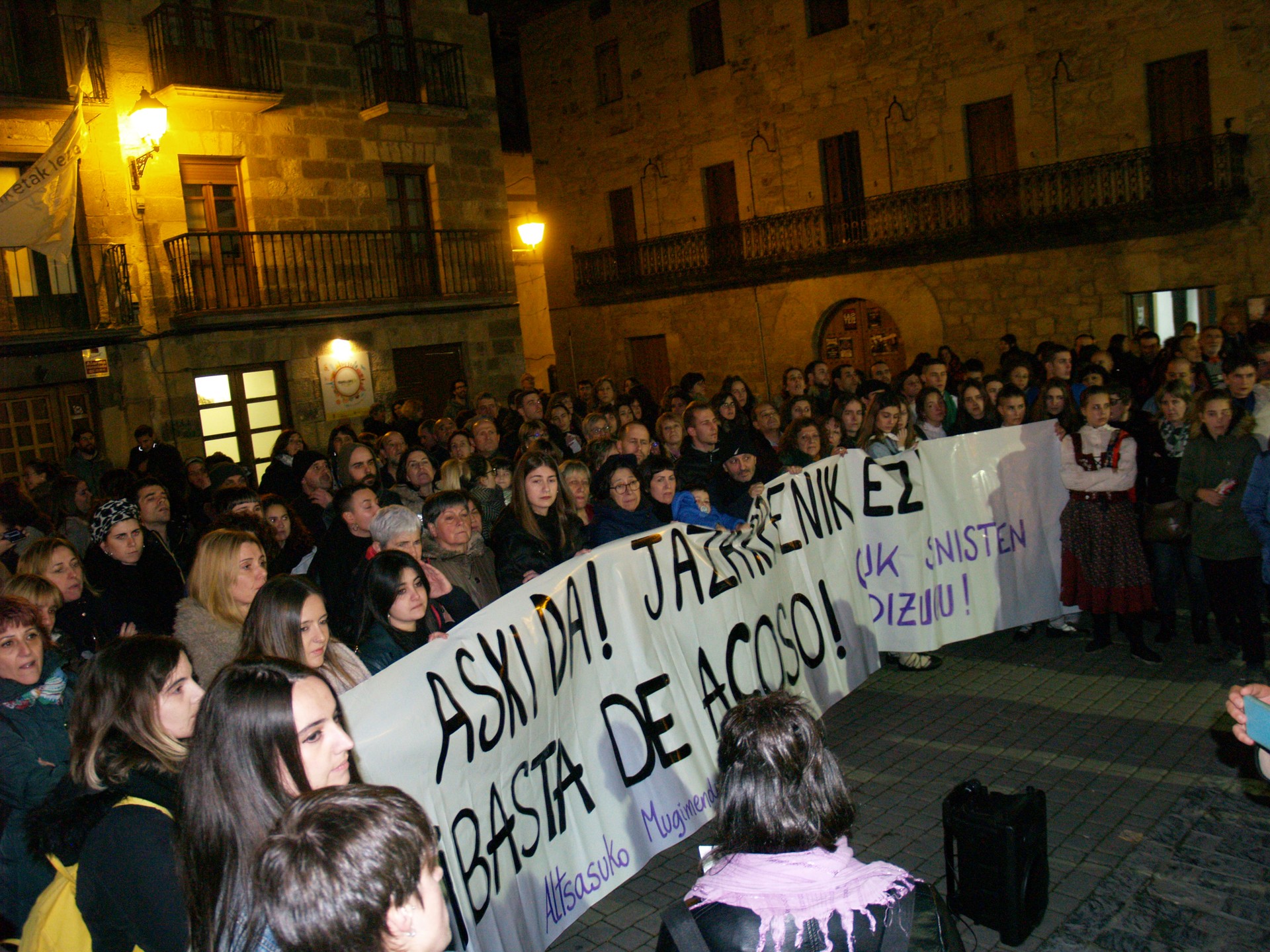 Mugimendu feministak bortxatuaren kontrako jazarpena salatu du