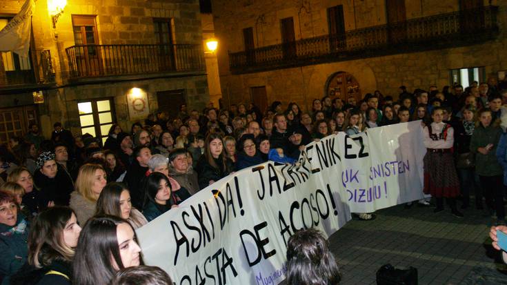 Mugimendu feministak bortxatuaren kontrako jazarpena salatu du