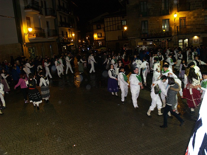 Kintoak zortzikoa dantzatzen - 45