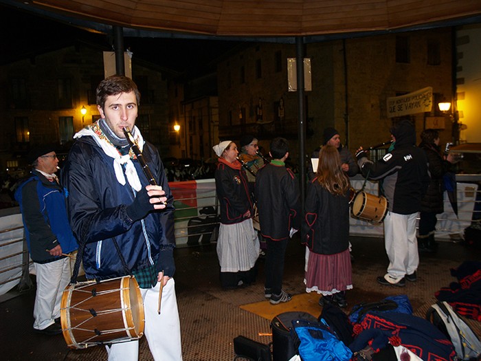 Kintoak zortzikoa dantzatzen - 41