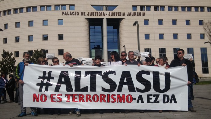 Auzipetutako gazteen gurasoek “proportziorik eta justiziarik gabeko egoera bideratzea” eskatu dute