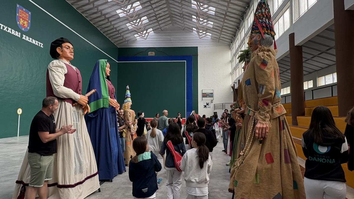 Etxarriko frontoi berritua mustu dute