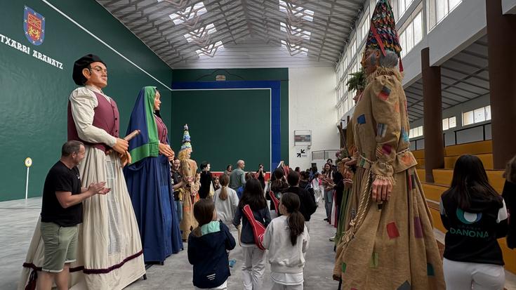 Etxarriko frontoi berritua mustu dute