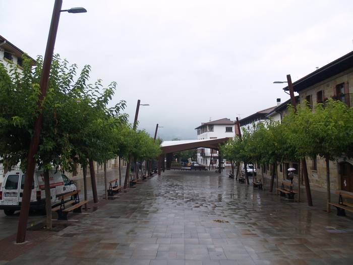 Lakuntzako etxeetako ur kontagailuak aldatzen hasiak dira