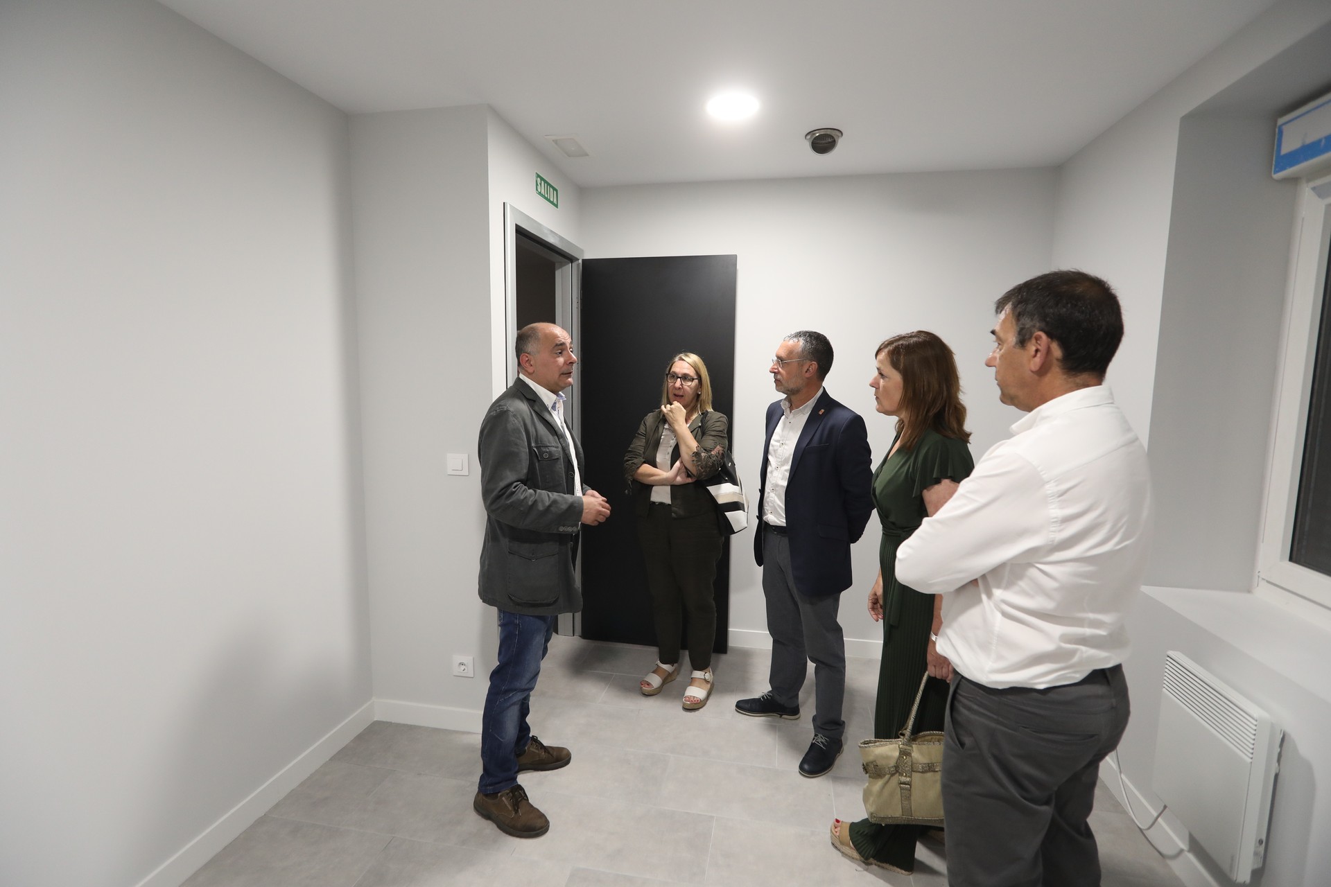 Gobernuko kideek etxegabeen aterpe berria ezagutu dute