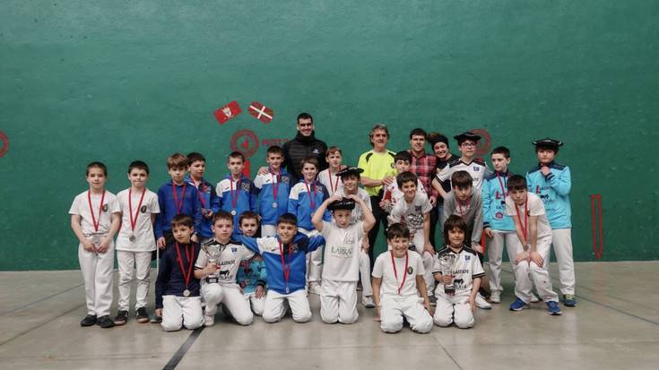 Sutegiko txapelak, banatuta