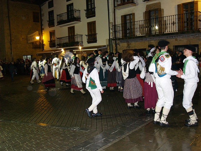 Kintoak zortzikoa dantzatzen - 47