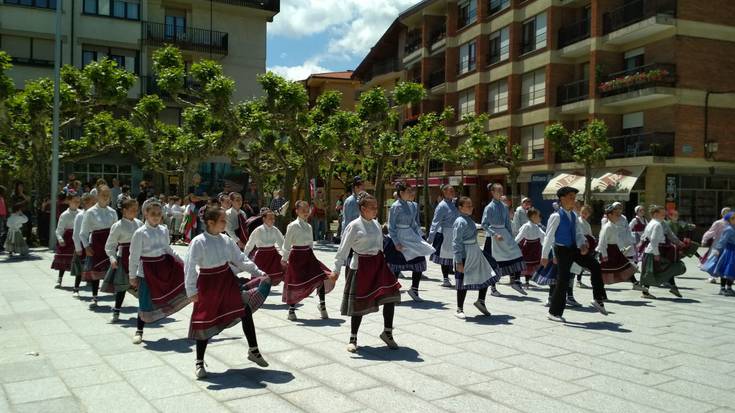 Etxarri Aranatz dantzari txikien bilgune izan zen igandean