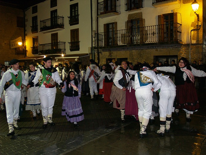 Kintoak zortzikoa dantzatzen - 49