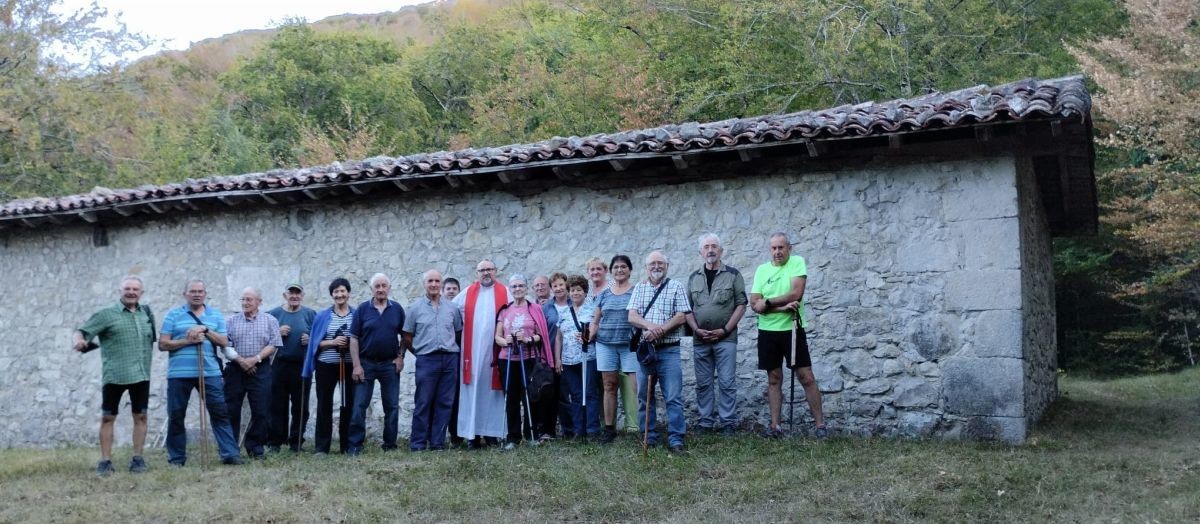 San Bizente ermitako atea, atzera ere, zabaldu zen