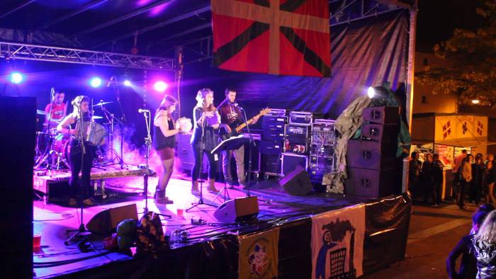 Azken Sustraiak, Ezinke eta El Sonido de la Metralla taldeen kontzertuak