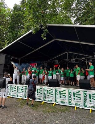 Bernat Etxepare Lizeoko ikasleek eta gurasoek piztu dute Oinez Txokoaren txupinazoa
