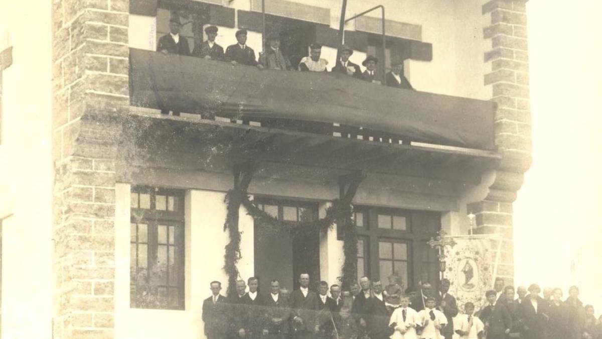 Errozko eskola eta frontoia mustu zituzten