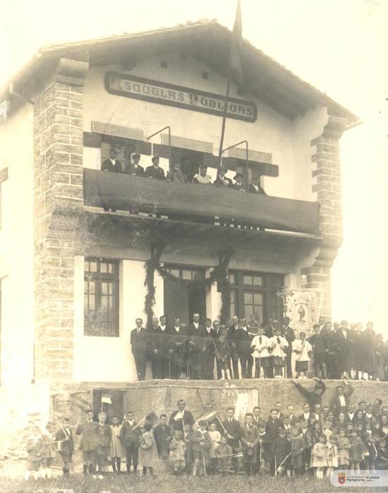 Errozko eskola eta frontoia mustu zituzten