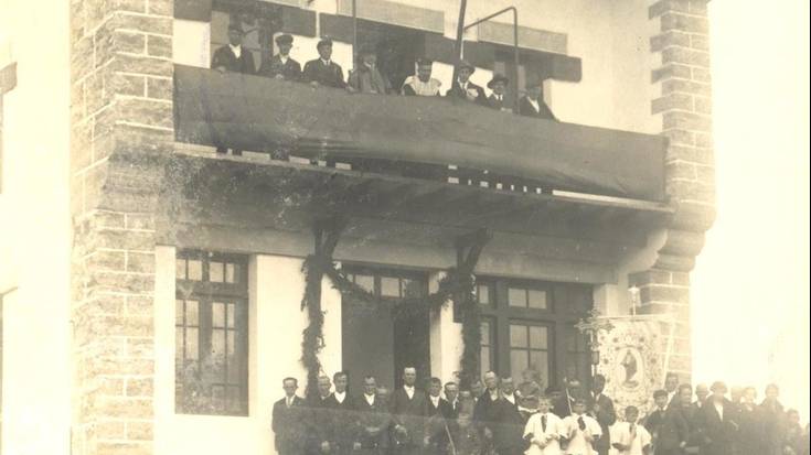 Errozko eskola eta frontoia mustu zituzten