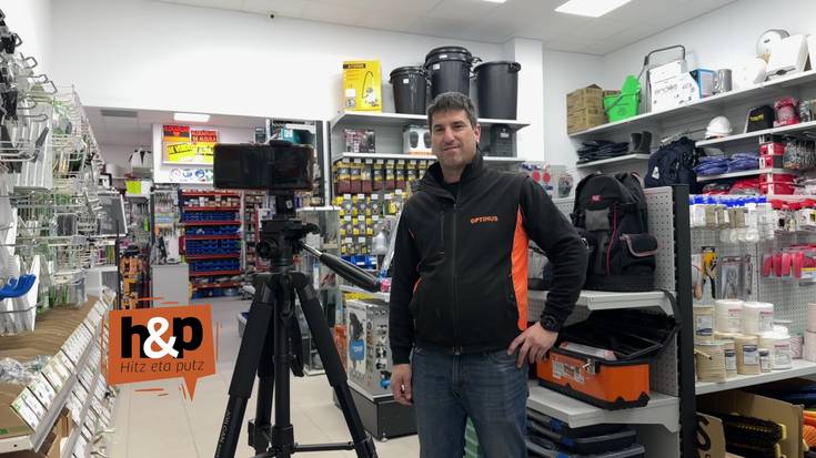 Hitz eta Putz Sakanako Dendarien, Ostalarien eta Zerbitzuen elkarteko lehendakariarekin