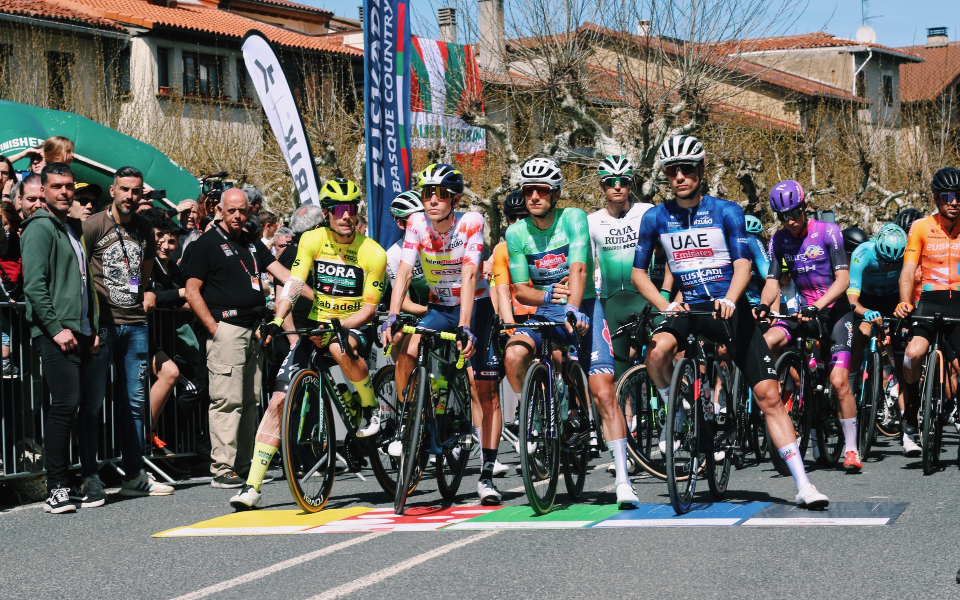 Itzulia, Sakanan