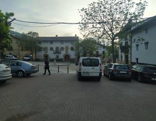 Iturmendiko plaza oinezkoendako bihurtu dute