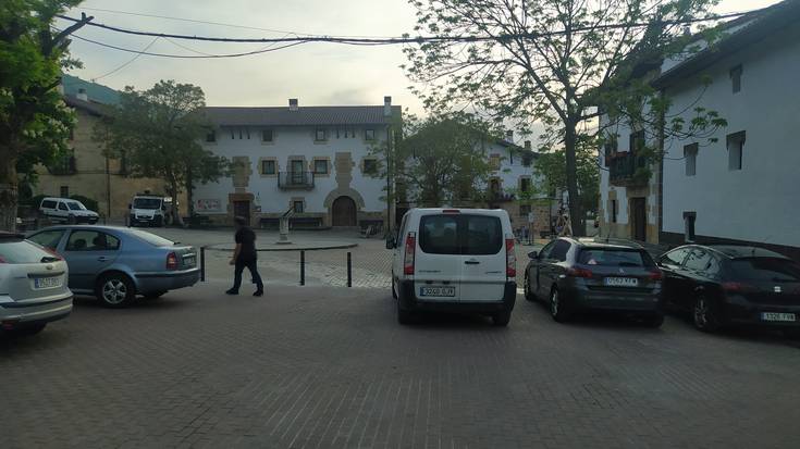 Iturmendiko plaza oinezkoendako bihurtu dute