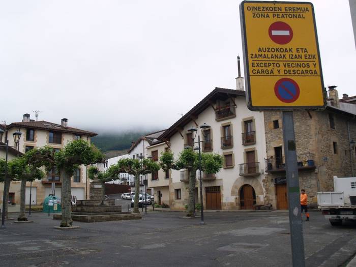 Inbertsioak teilatu eta jolas parkeetan