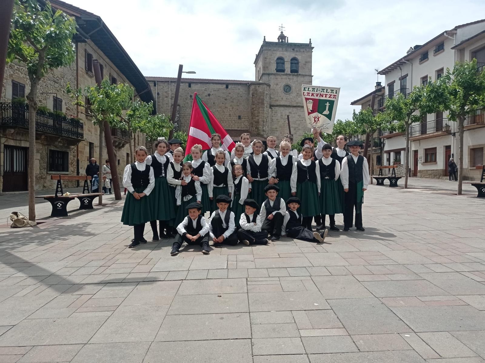 Herri txiki bateko euskal  dantza talde handia
