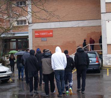 Institutuak D ereduarekiko errespetua eskatu du