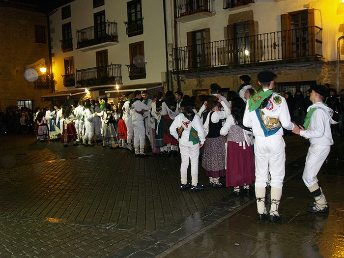 Kintoak zortzikoa dantzatzen - 48