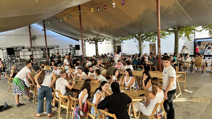 Uharteko festak kantuz hasi zituzten
