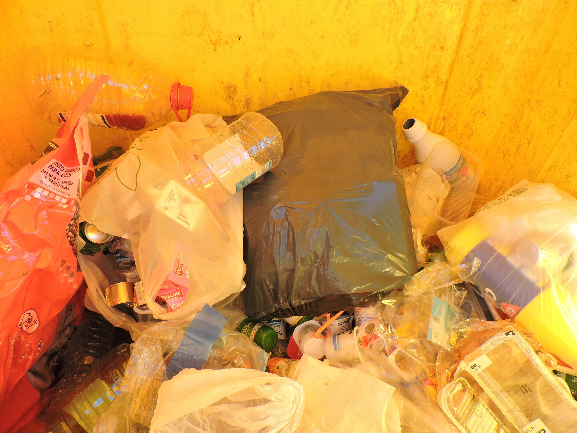 Zer egiten dute guk sailkatutako plastikozko ontziekin?