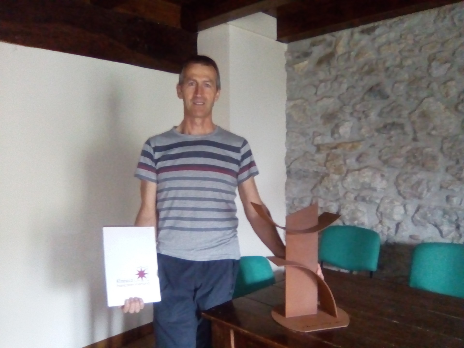 Nafarroa Bizirik Fundazioak Nestor Basterretxearen Enneco obra entregatu dio Arruazuko Udalari 