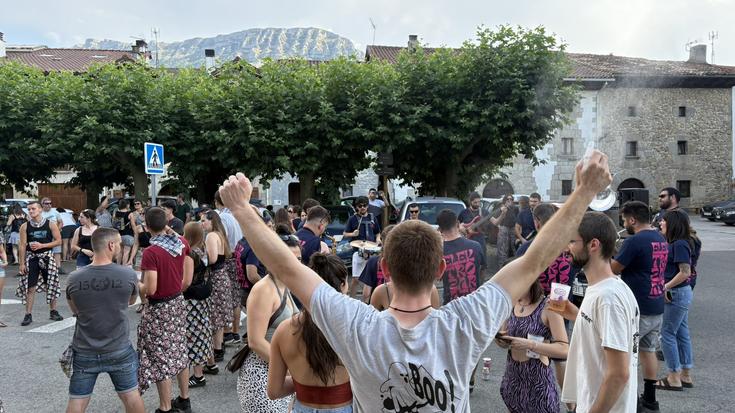 Sargori nahiz ekaitz, Arruazun festa eta dantza