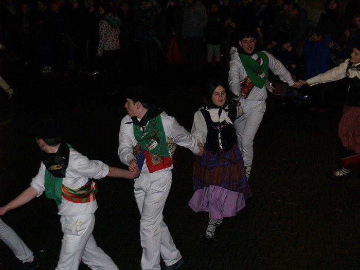 Kintoak zortzikoa dantzatzen - 43