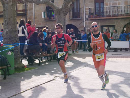 Asurabarrenak eta Lakuntzak Half Triatlhlon Iruñea bukatzea lortu zuten