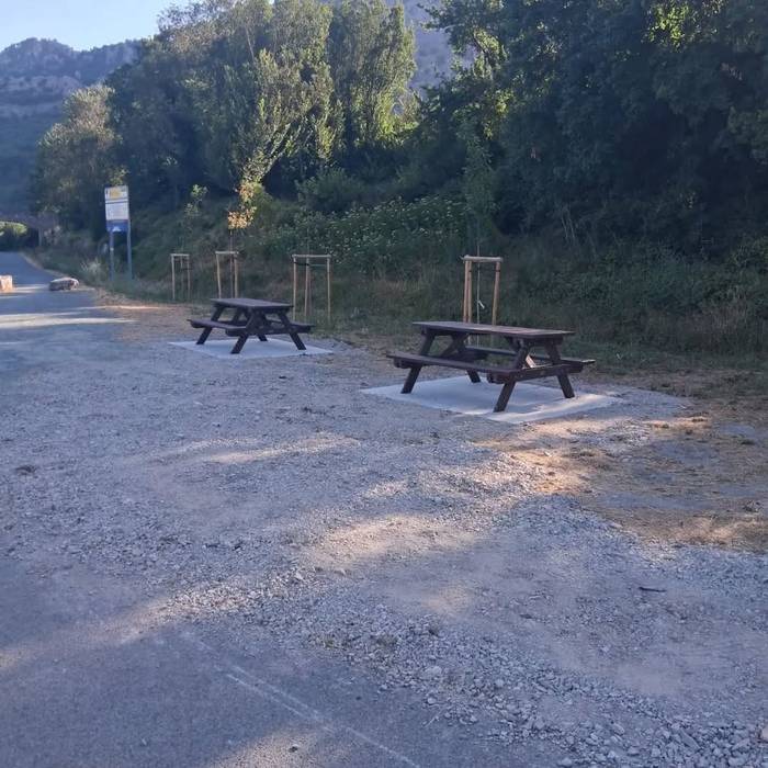 Bide berdean altzari berriak jarri ditu Irurtzungo Udalak