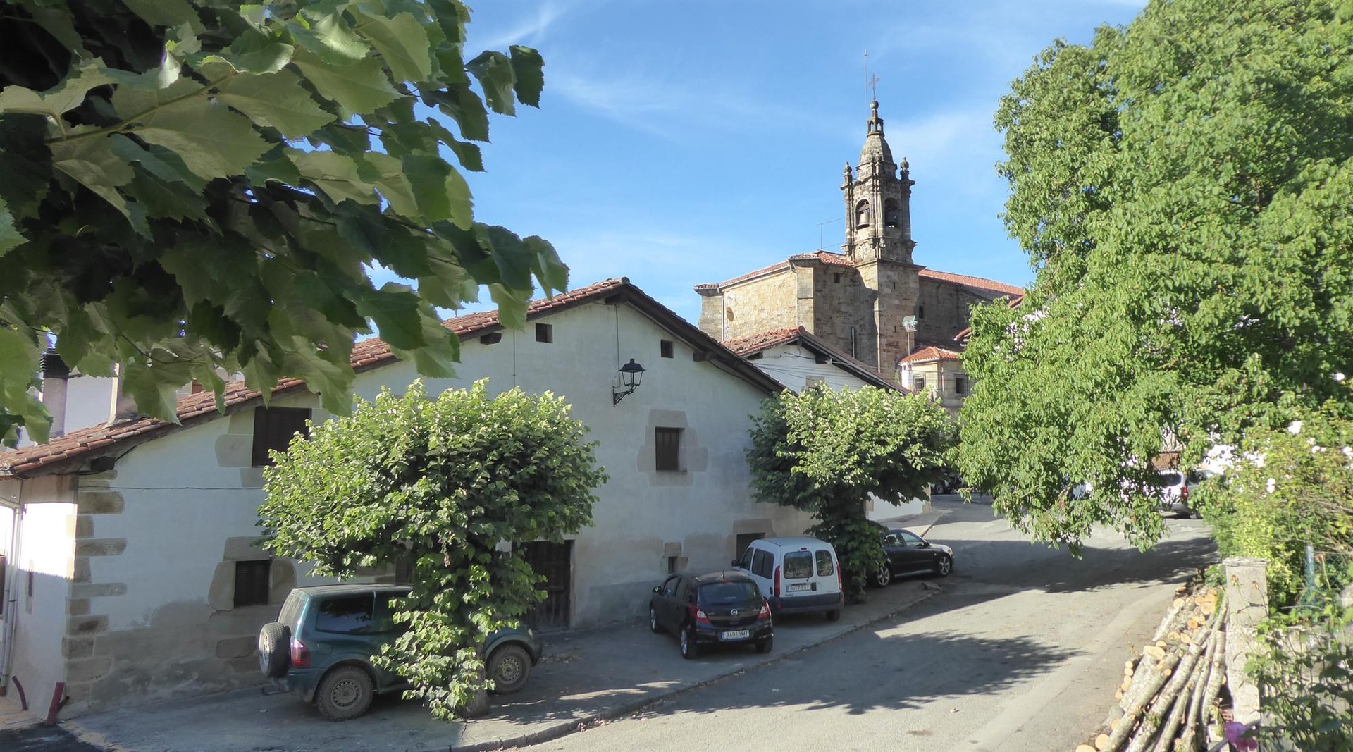 Elizako teilatua konponduta