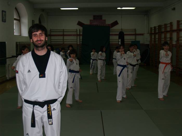 Taekwondoa Altsasun bidea egiten 