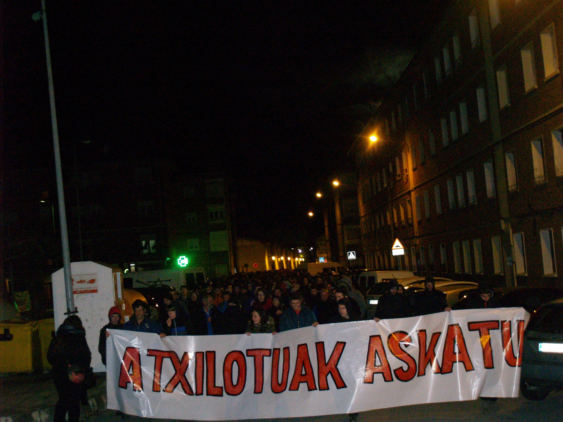 Manifestazio jendetsuak atxiloketak salatu ditu