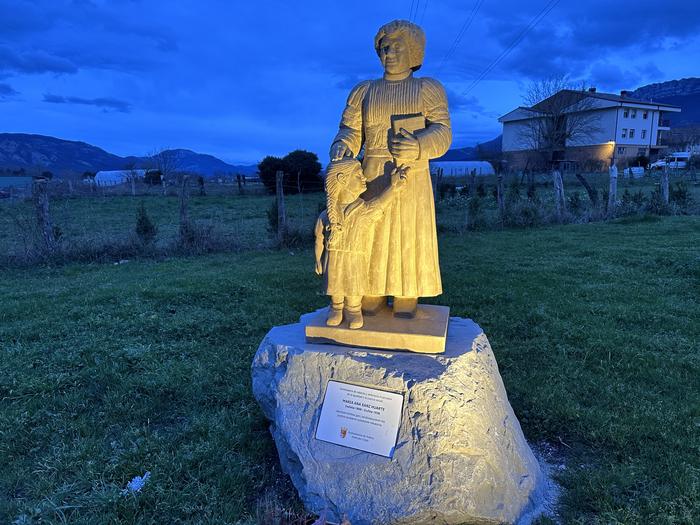 Sanzen eskultura argiztatuta