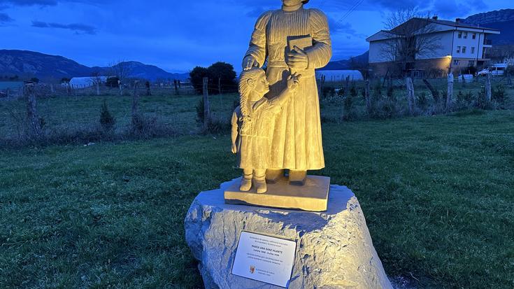 Sanzen eskultura argiztatuta