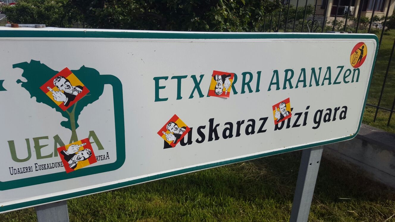 Pegatinak gora-behera, udala euskararen normalizazioaren alde