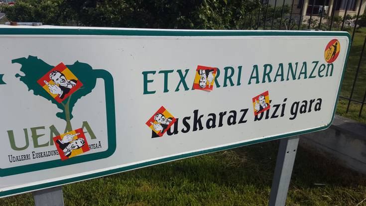 Pegatinak gora-behera, udala euskararen normalizazioaren alde