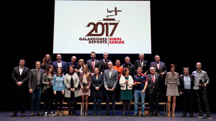 Osasuna Magnak kirol talderik onenaren saria jaso du