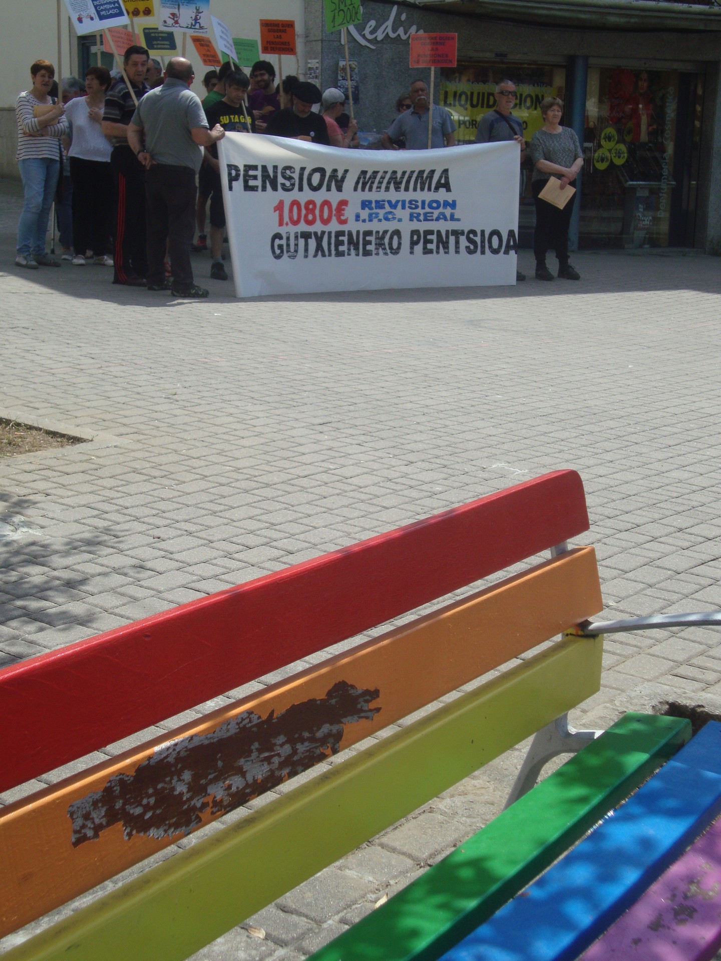 Pentsio duinen alde kalean protestan segitzen dute
