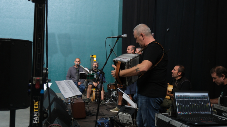 Sei Pistols eta Trabuko Bat taldearekin kantu bazkarian