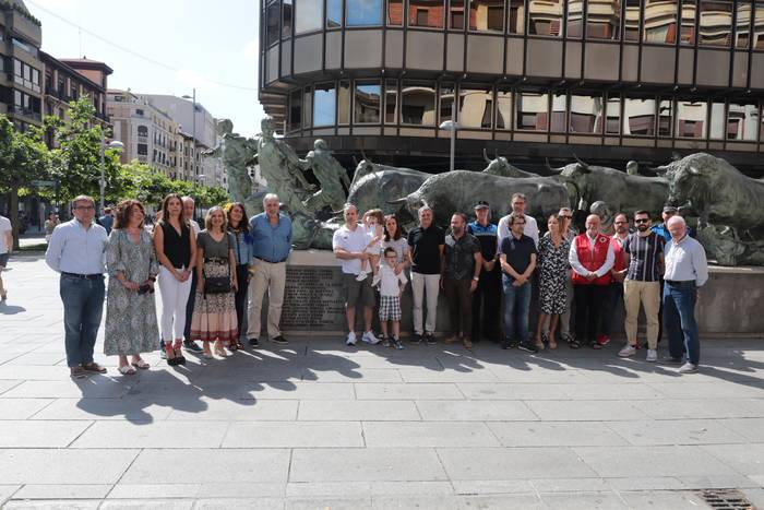 Ubertearraren izen-abizenak Iruñeko entzierroaren monumentuan