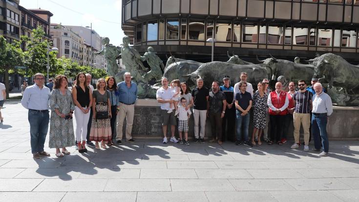 Ubertearraren izen-abizenak Iruñeko entzierroaren monumentuan